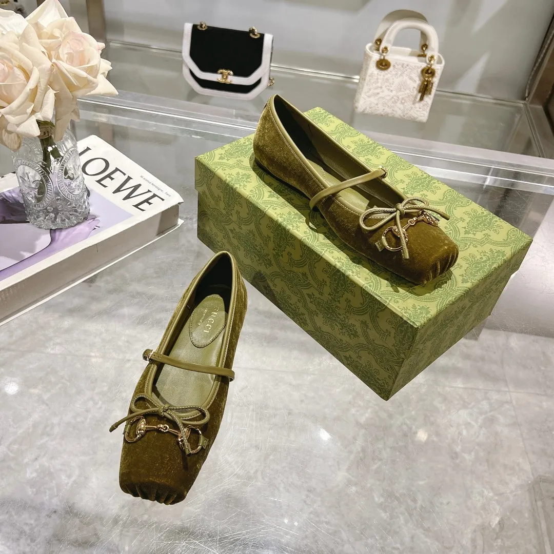 👟👟Ex-factory price 560👟👟 Gucci Horsebit series women's ballet flats. This iconic horsebit ballet flats features a square toe design and elegant bow details, paying tribute to the traditional ballet shoe style. This piece is crafted from Gucci ankh leather and embellished with a light gold-tone horsebit buckle. A 'sacchetto' construction with a soft, padded insole provides a great fit. ✅Size: 35-42 (customized for 40-42) ✅Sole material: Imported Italian genuine leather sole ✅Packaging: Brand new red box packaging